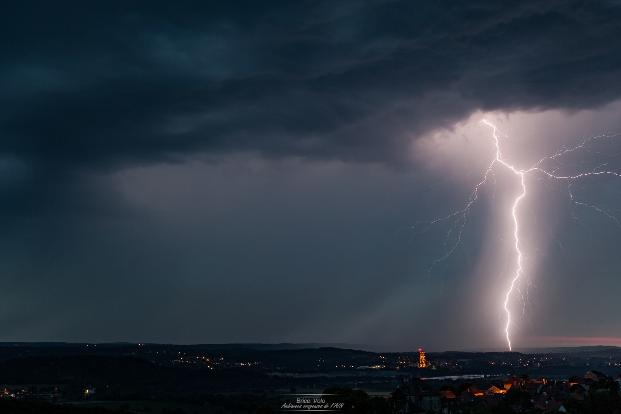 Foudre photographiée depuis le sud de l'Ain en fin de soirée. - 24/06/2017 22:00 - Brice VOLO