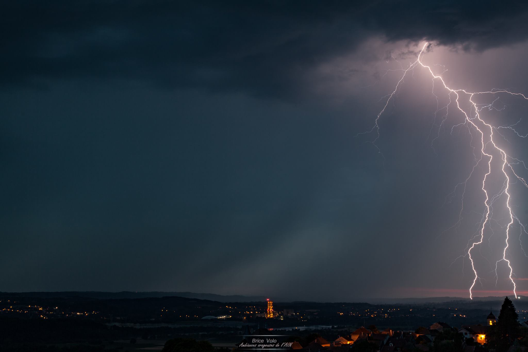 Foudre photographiée depuis le sud de l'Ain en fin de soirée. - 24/06/2017 22:00 - Brice VOLO