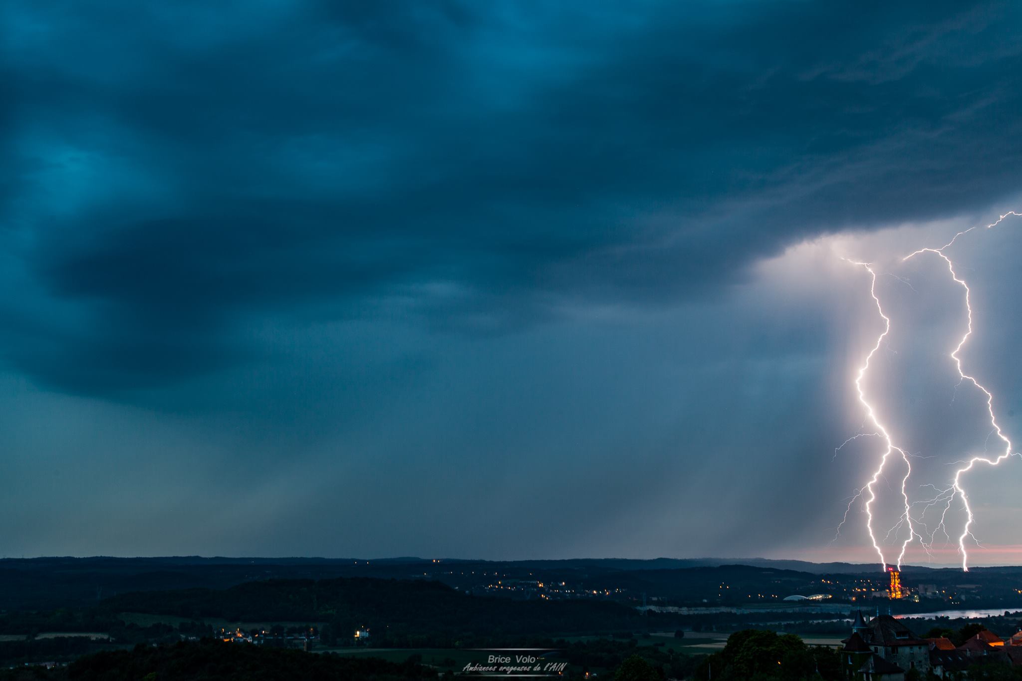 Foudre photographiée depuis le sud de l'Ain en fin de soirée. - 24/06/2017 22:00 - Brice VOLO