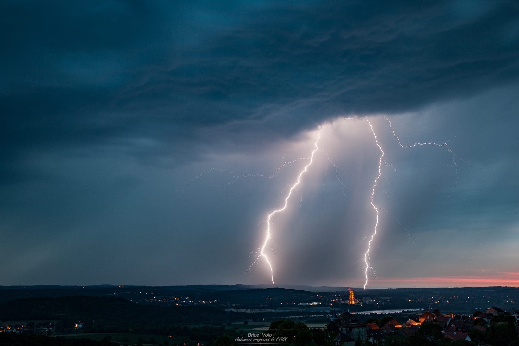 Foudre photographiée depuis le sud de l'Ain en fin de soirée. - 24/06/2017 22:00 - Brice VOLO