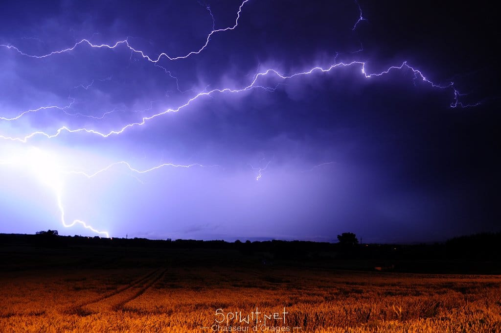 Foudre et Extra-Nuageux sur le Revermont au nord-est de Bourg-en-Bresse - 25/06/2016 02:40 -  Spiwit