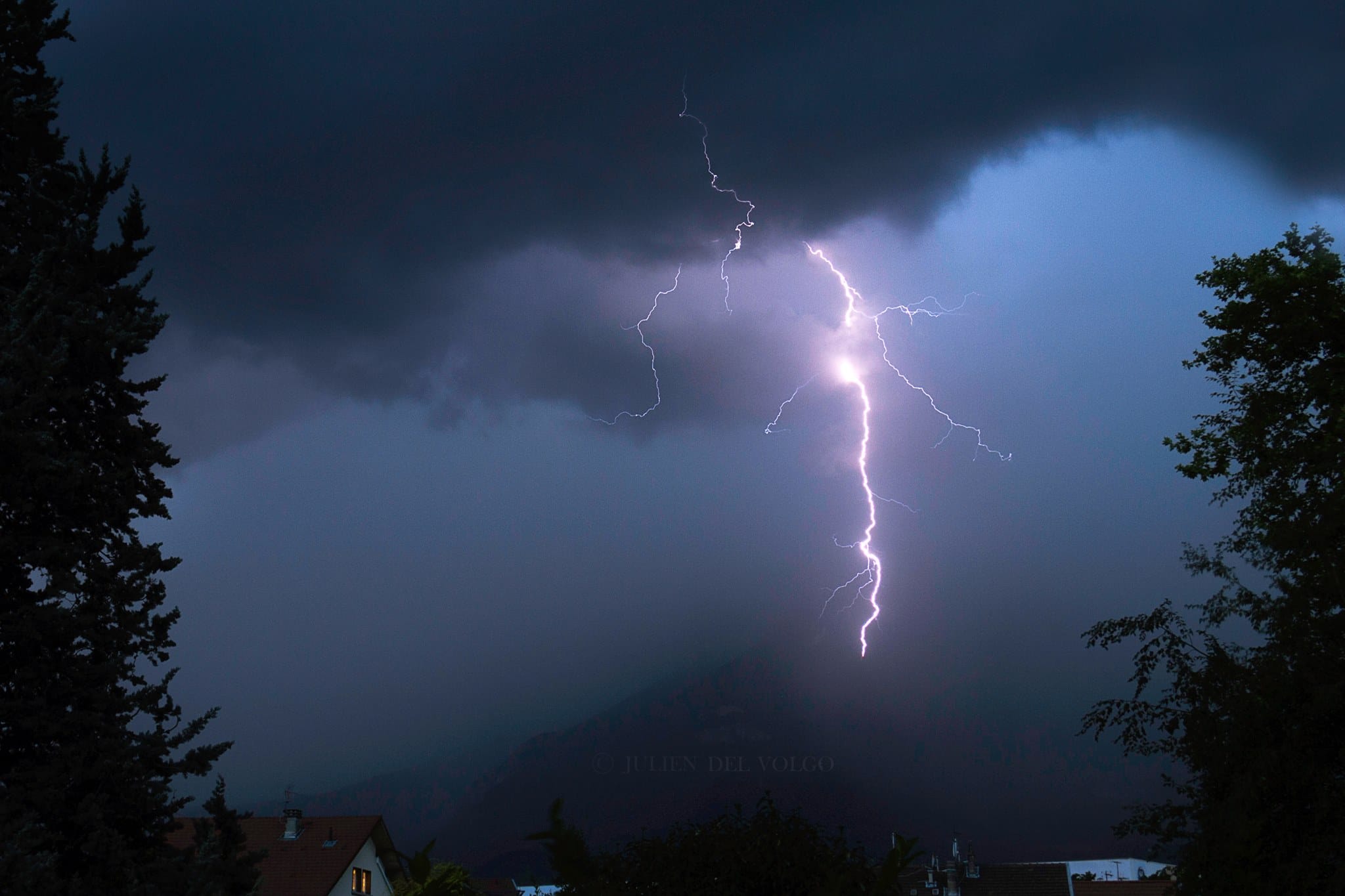 Orage vers Grenoble en soirée. - 26/06/2017 21:00 - Julien DEL VOLGO