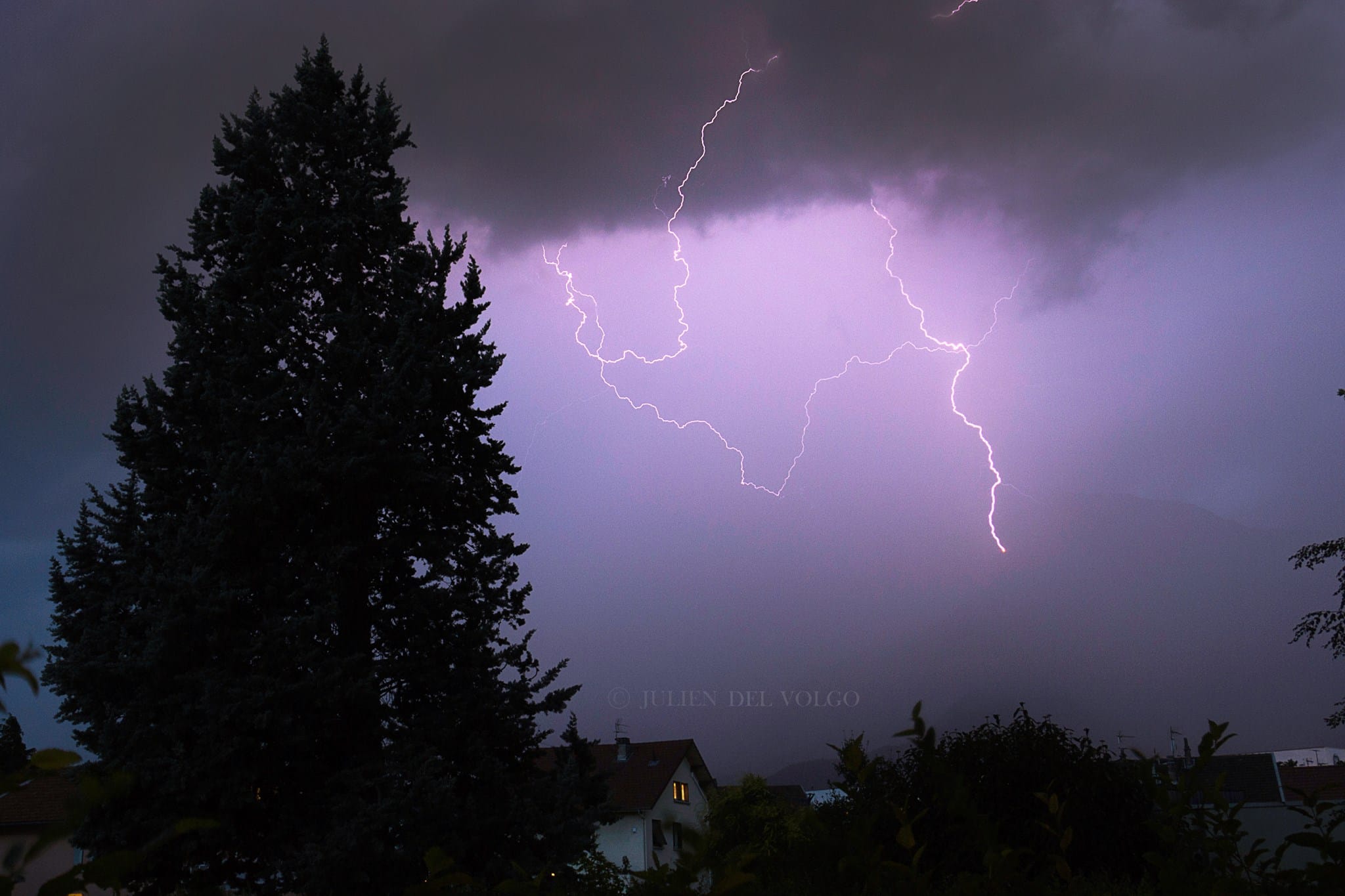 Orage vers Grenoble en soirée. - 26/06/2017 22:00 - Julien DEL VOLGO