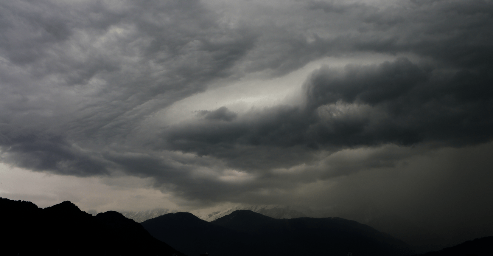 Un petit orage est arrivé sur les Alpes du nord cette après-midi, ciel tourmenté au dessus de Mont Blanc (Haute Savoie) - 26/05/2018 16:52 - Yassine Arbaji