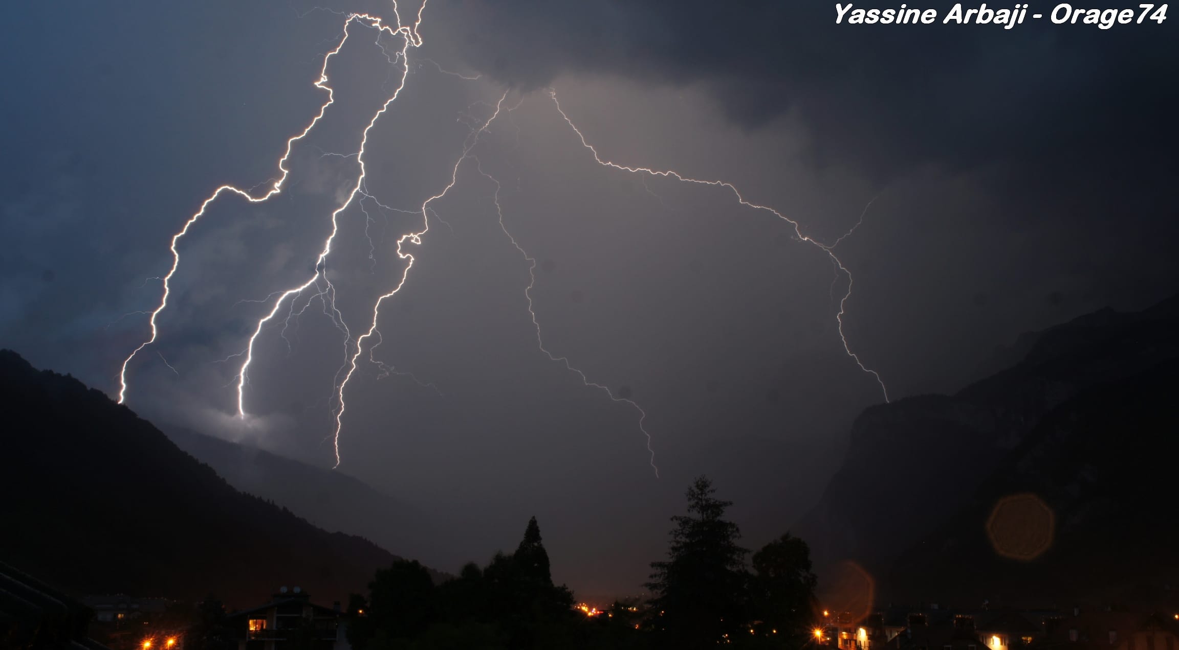 Gros orage qui S'est formé à ma grande surprise ce soir, de très gros impacts, très bel orage dans la vallée de l'Arve qui est ensuite devenu un pile électrique. - 27/06/2017 21:55 - Yassine Arbaji