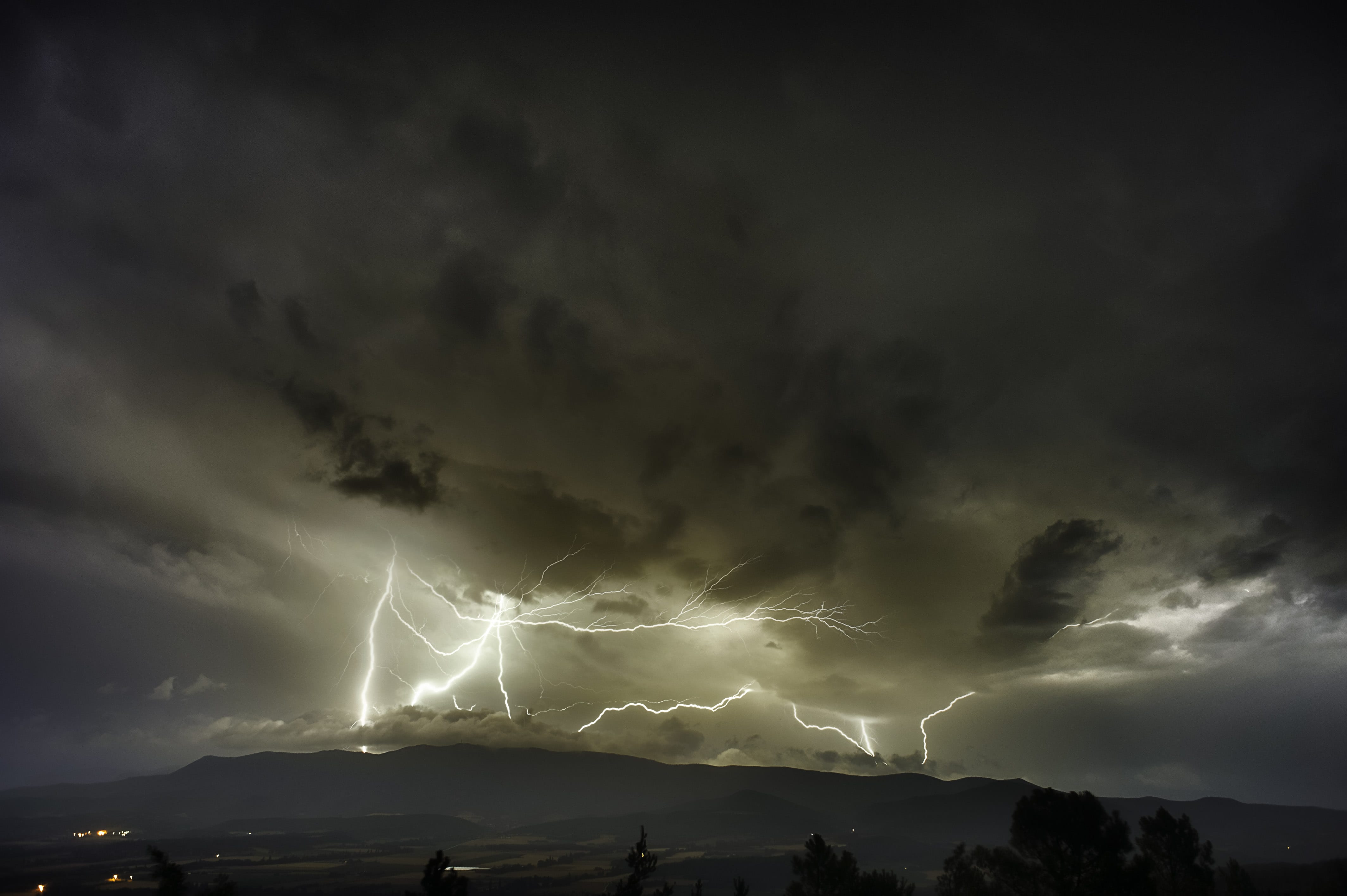 Massif de la Raye (1015m) depuis Upie, Drôme. Superposition de deux photos de six secondes chacune, prises à cinq minutes d'intervalle. - 27/06/2017 23:32 - DAVID GUILLEMENET