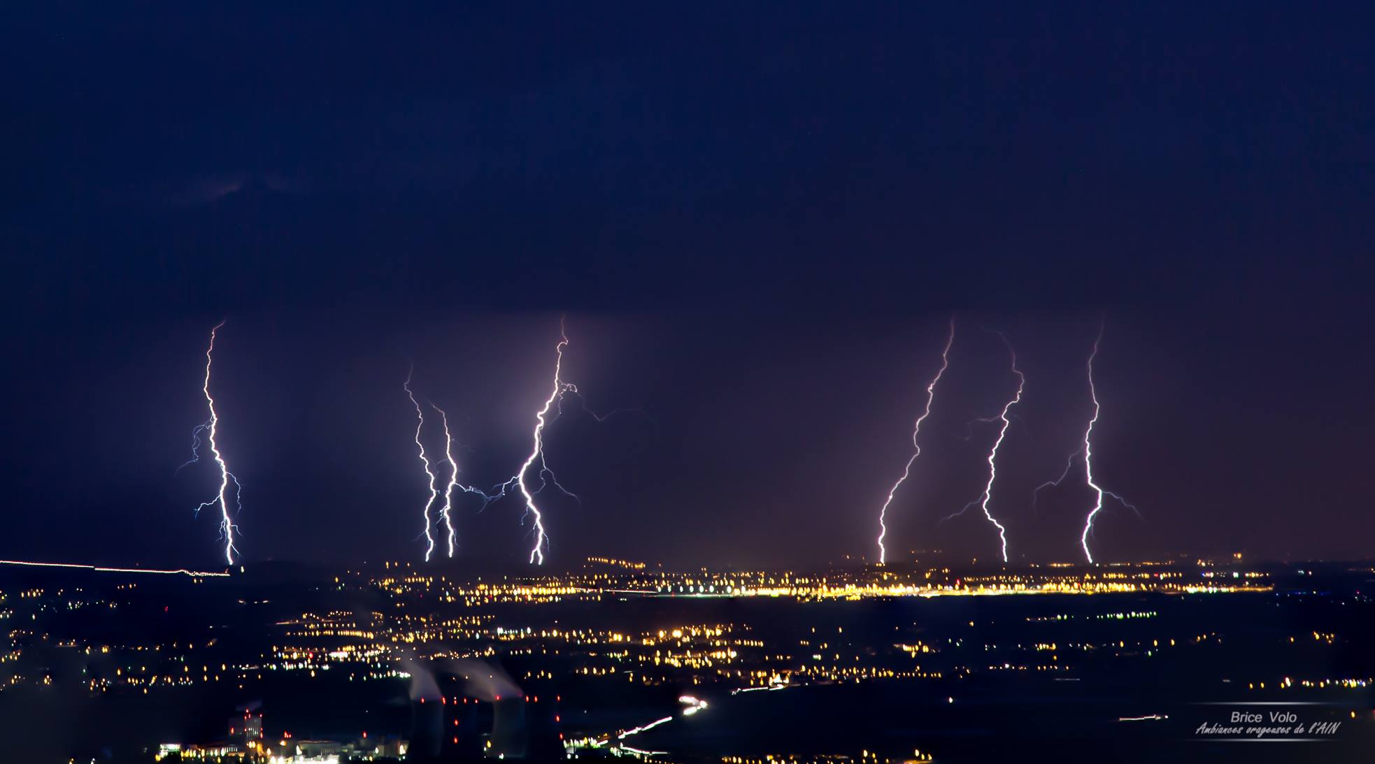 Orage sur Lyon, vu depuis l'Ain avec la centrale du Bugey au premier plan. - 27/06/2017 21:00 - Brice VOLO