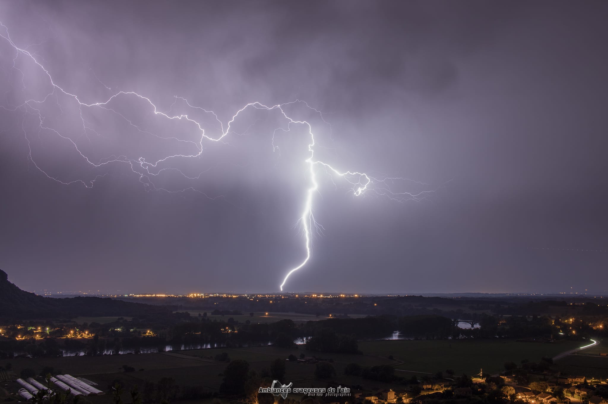 foudre sur un pylone haute tension cette nuit dans la plaine de l'ain - 27/05/2018 02:01 - brice volo