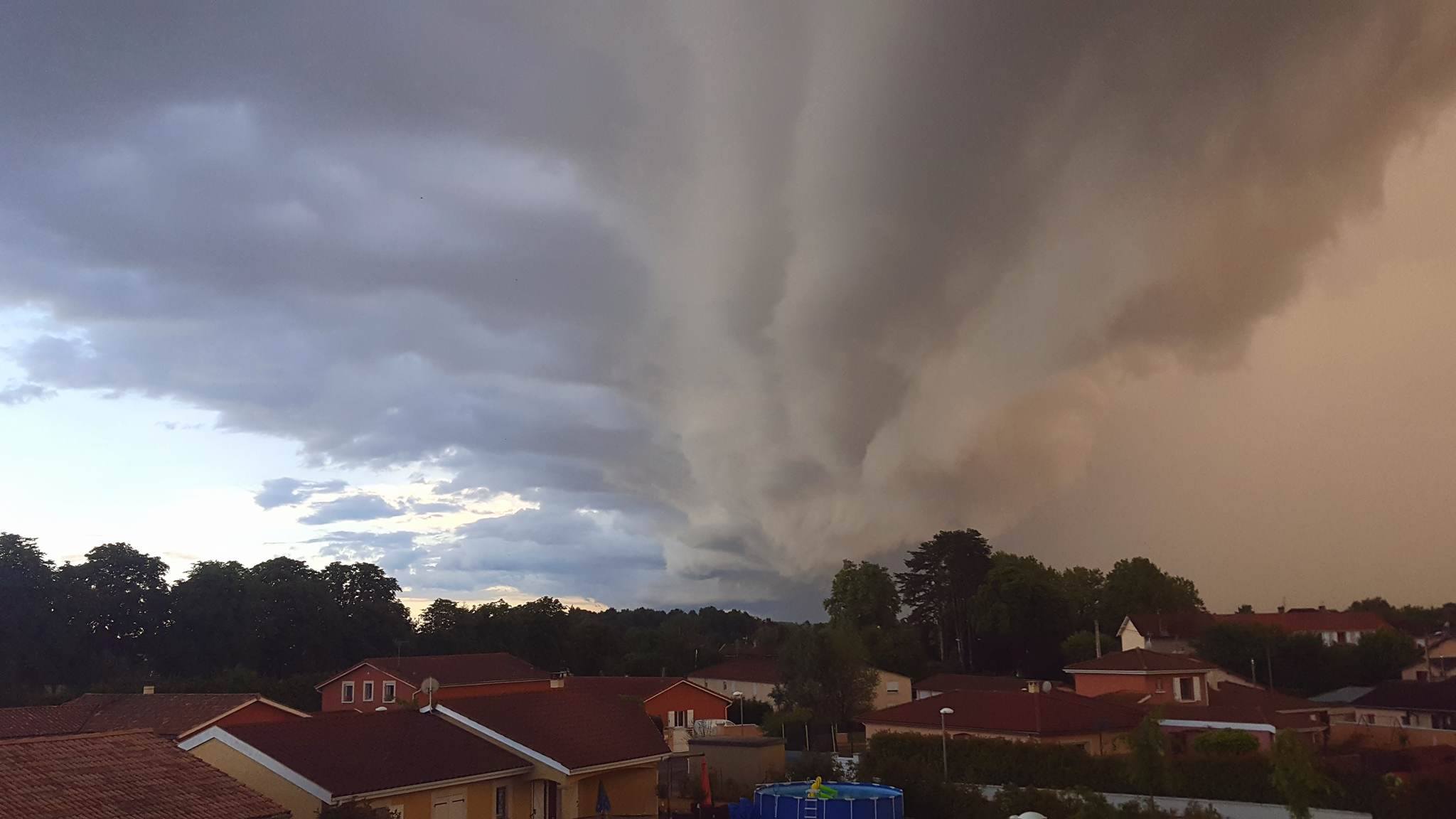 Orage avec arcus arrivant sur l'Ain - 28/06/2017 20:00 - Loïc DESSALLES