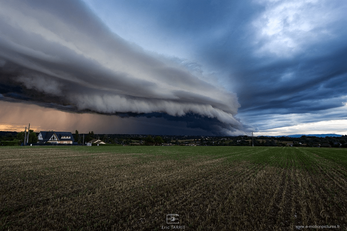 Fabuleux arcus pris en traque depuis Lyon. Ici proche de la Tour du Pin (38). Il a balayé plusieurs départements. - 28/06/2017 20:00 - Eric TARRIT