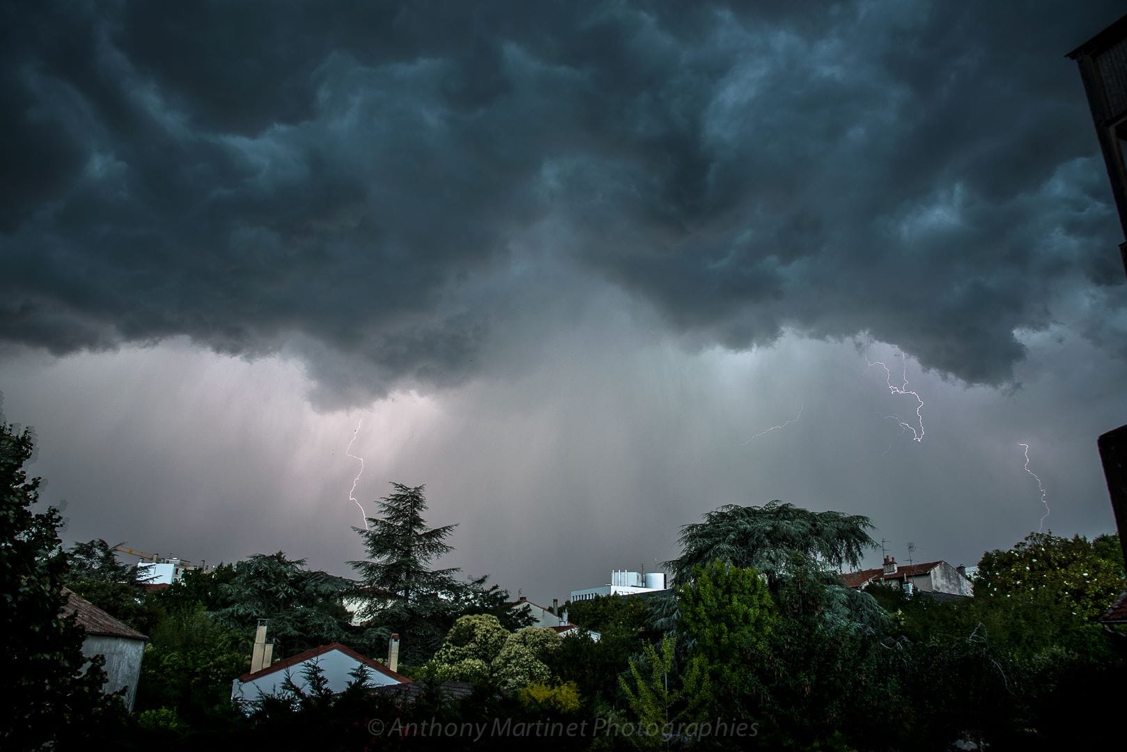 Puissante ligne orageuse en fin d'après midi sur Valence, un bel arcus suivi de puissants impacts à quelques centaines de mètres ! - 28/06/2017 19:00 - Anthony MTN