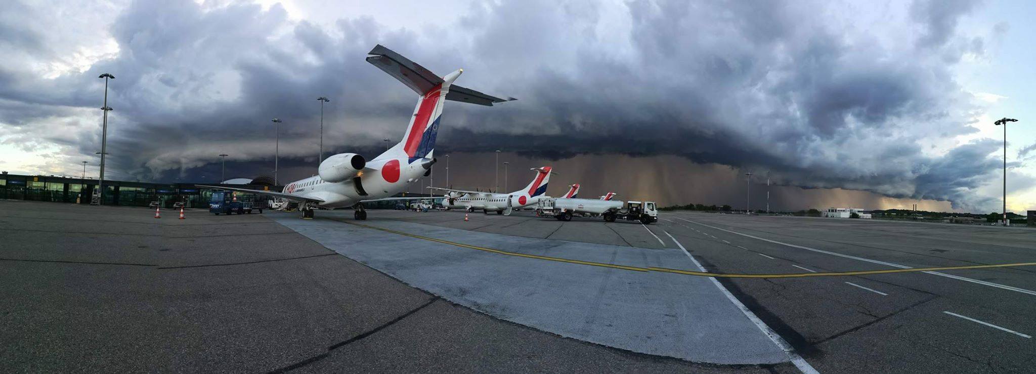 Un très bel arcus progressant vers l'aéroport de Lyon-Saint-Exupéry. - 28/06/2017 20:00 - Mathieu BIOT