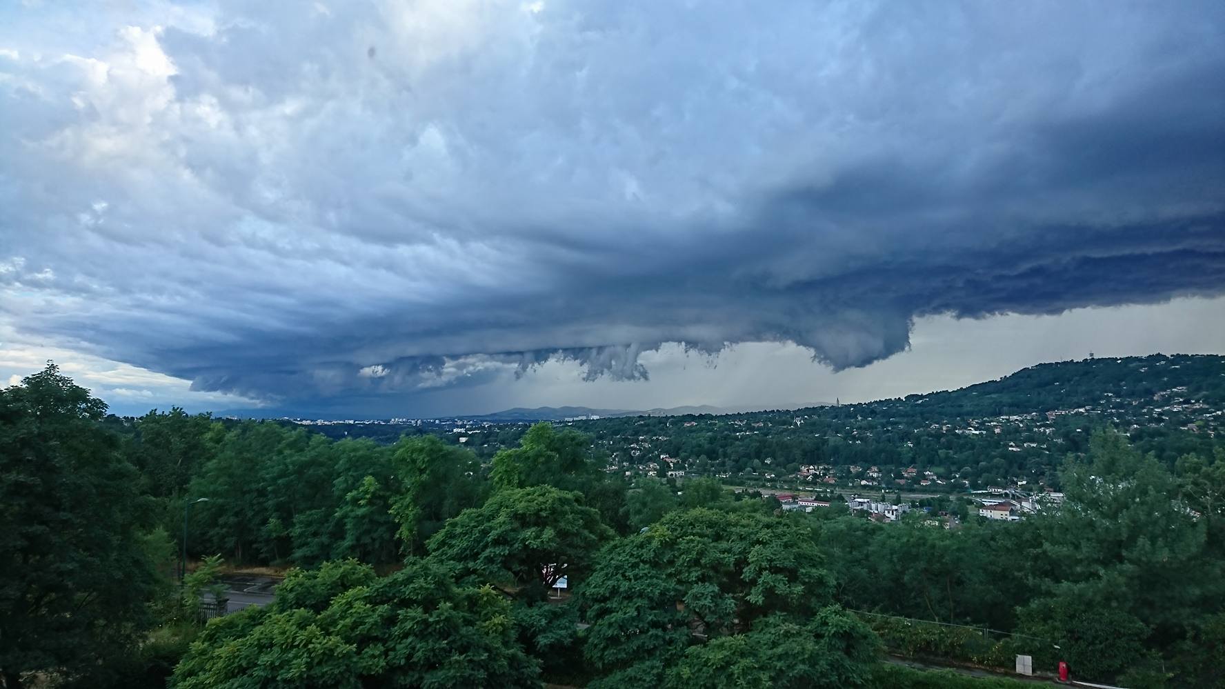 Arcus vu depuis Fontaines sur Saône avec vue sur les Monts d'Or - 28/06/2017 20:00 - Fannette CERISE