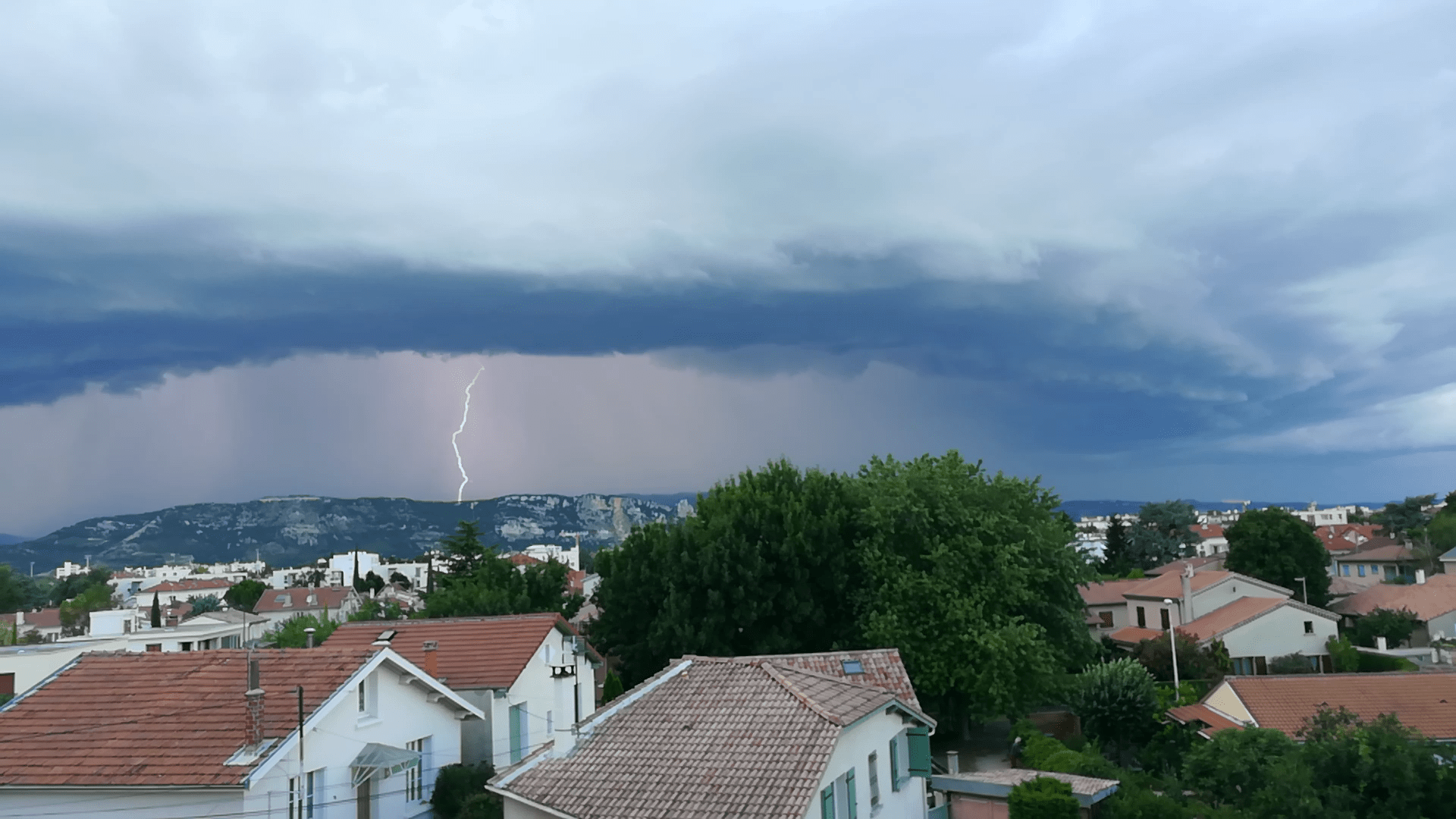 Passage d'un arcus à Valence dans la Drôme en fin de journée. - 28/06/2017 21:00 - Axel RML