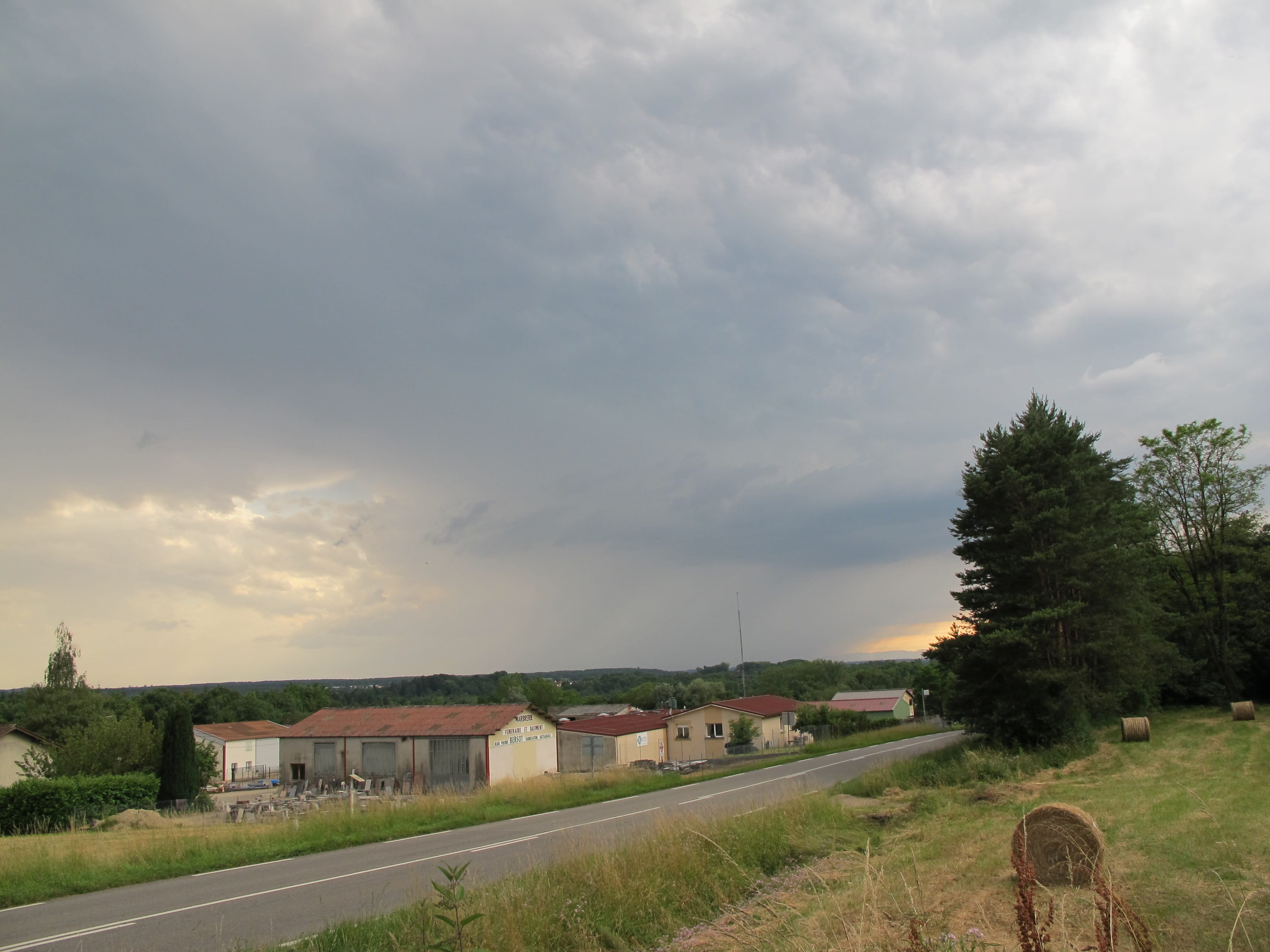 un orage au loin de Ceyzériat , vers bourg en bresse - 29/06/2016 22:25 - david drencourt