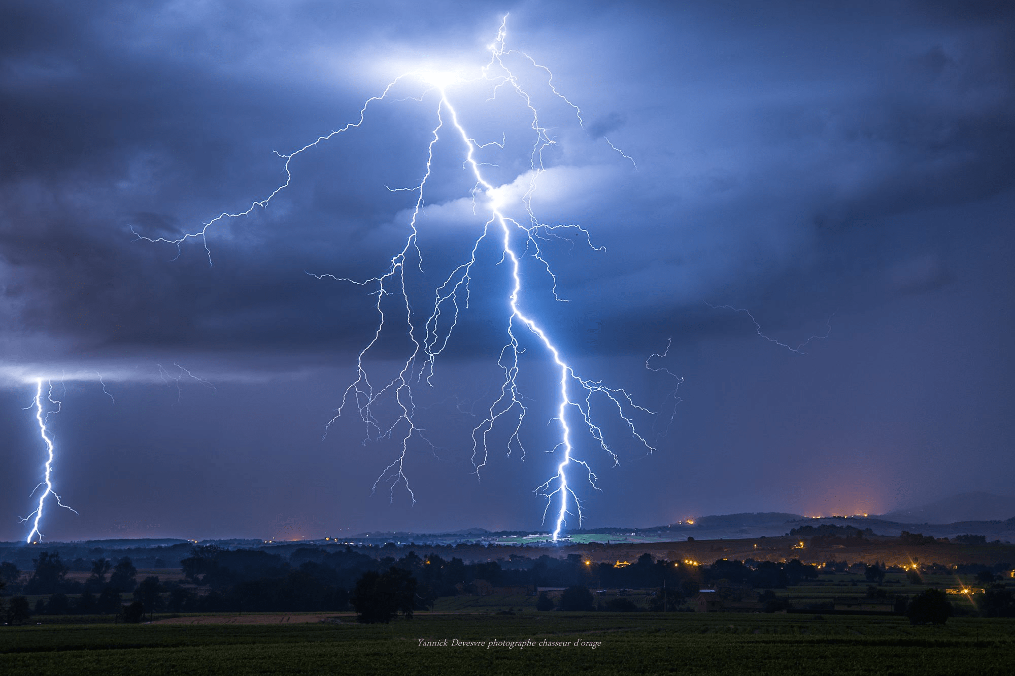 Superbe impact de foudre ramifié photographié dans le Rhône. - 30/06/2016 00:00 - Yannick DEVESVRES