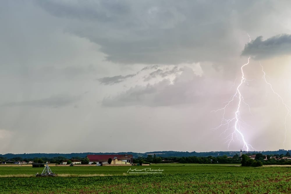 Premier orage sur l'Ain en début de soirée. - 29/06/2016 22:00 - Mathieu DESCOMBES