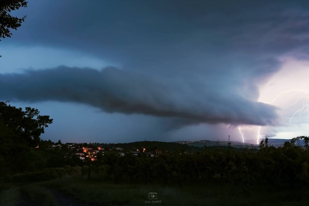 Superbe orage au nord de Lyon avec nuage mur. - 30/06/2016 00:00 - Eric TARRIT