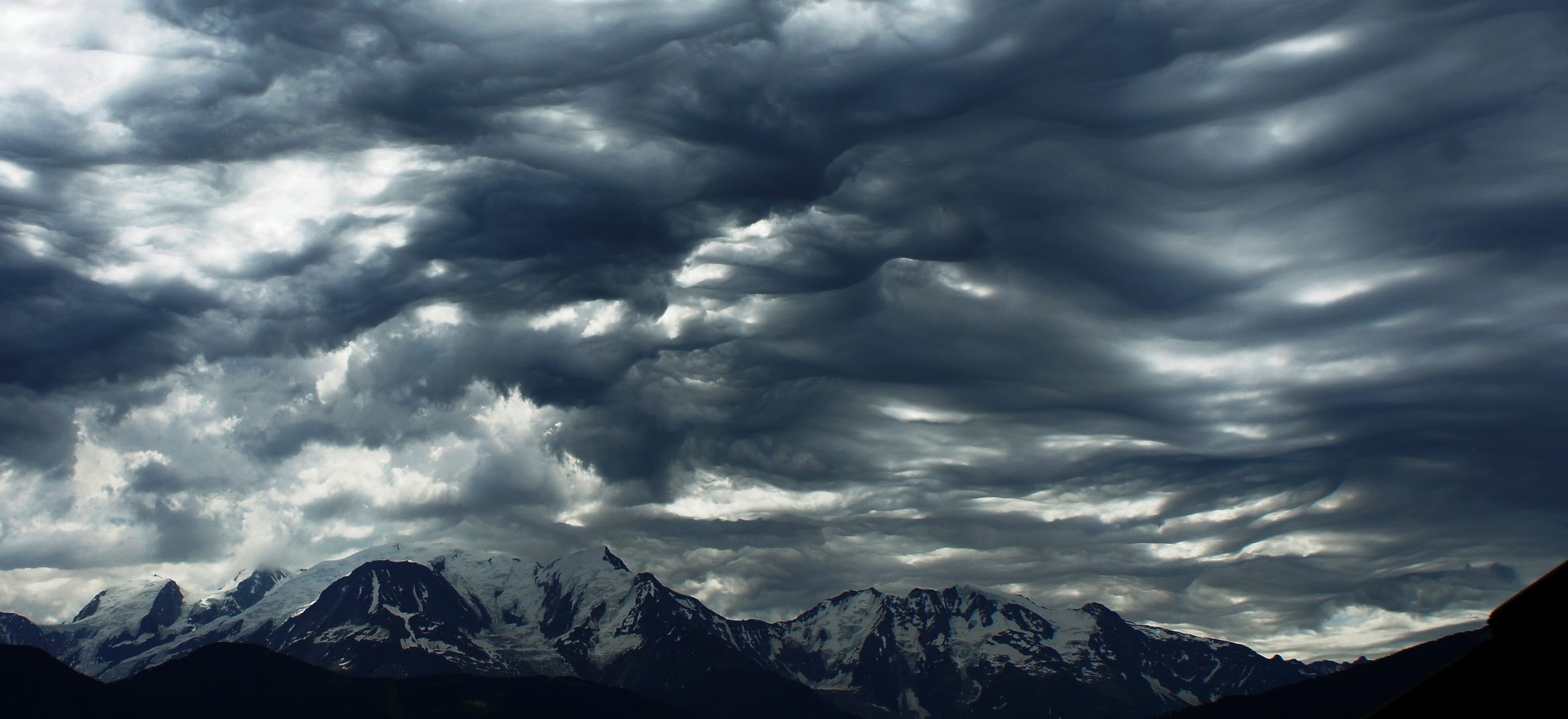 Magnifiques Altocumulus Undulatus sur le massif du Mont Blanc ce samedi à 12h, pris depuis Sallanches en Haute Savoie - 30/07/2016 14:00 - Yassine Arbaji