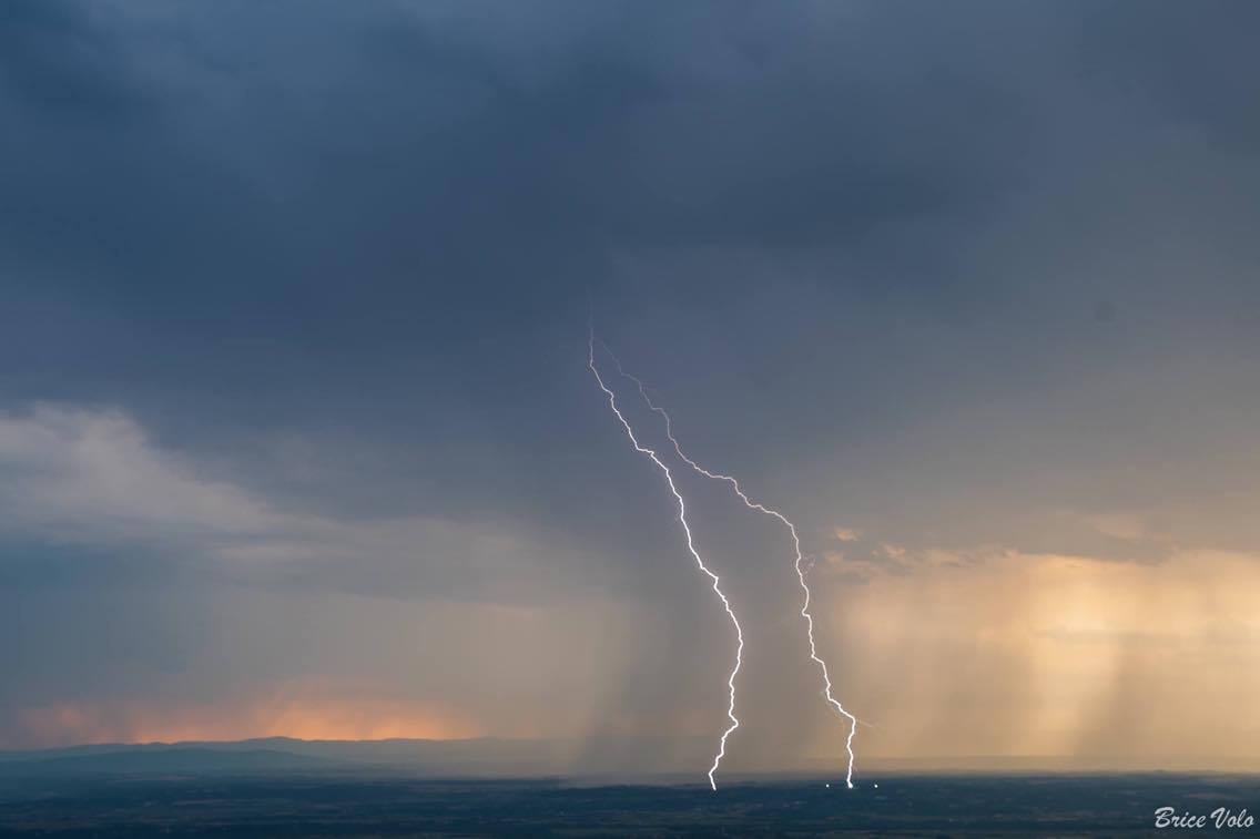 Double impact de foudre, avec deux power flashs, photographiés dans l'Ain. - 30/07/2016 20:00 - Brice VOLO