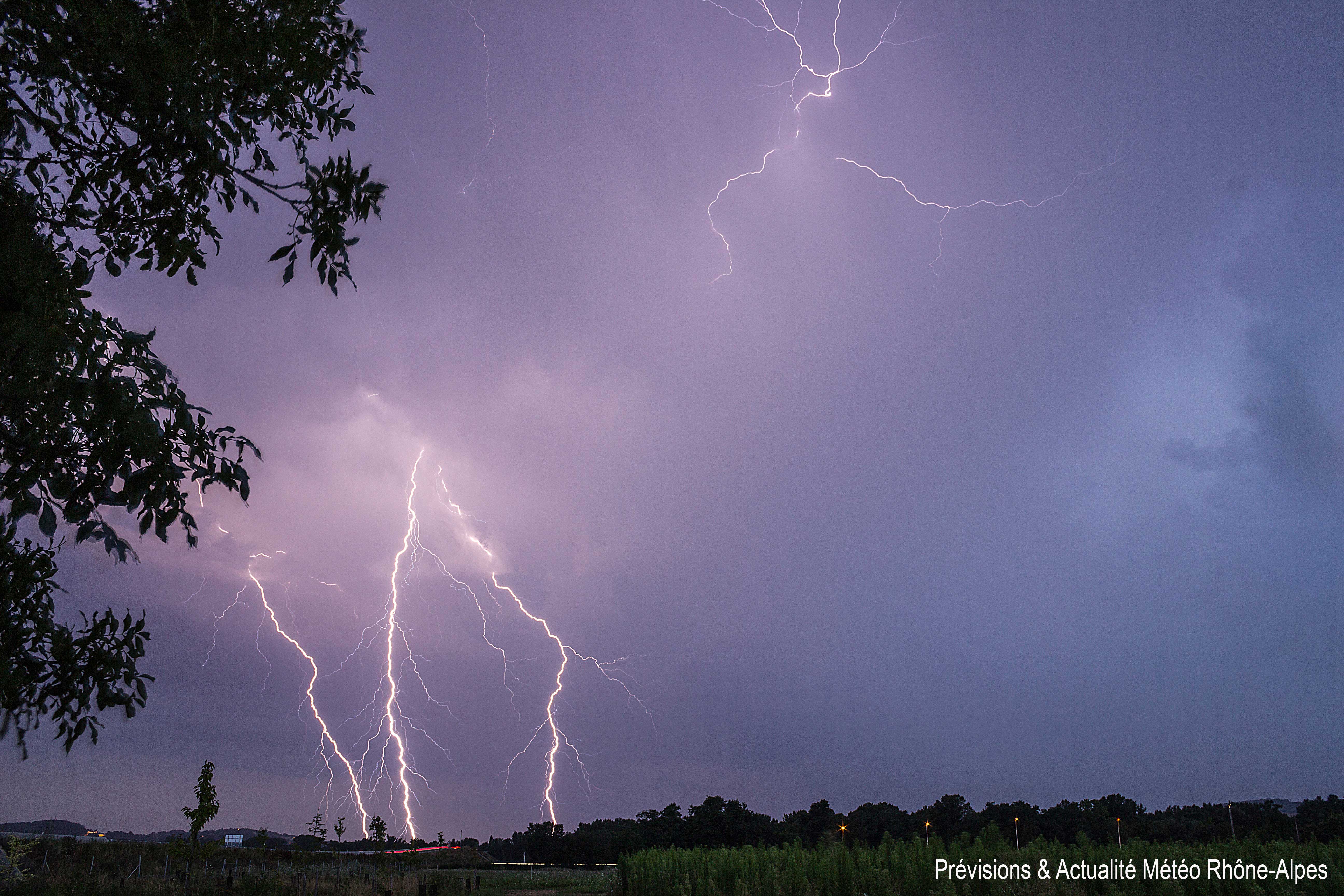 Orage monocellulaire actif évoluant sur l'Ouest Lyonnais à l'avant du probable Bow Echo qui a traversé la région. Très bel impact ramifié de ce triple coup de foudre frappant le secteur de l'Arbresle, vu depuis le sud de Anse (69). - 30/07/2016 23:28 - Florian Sanchez