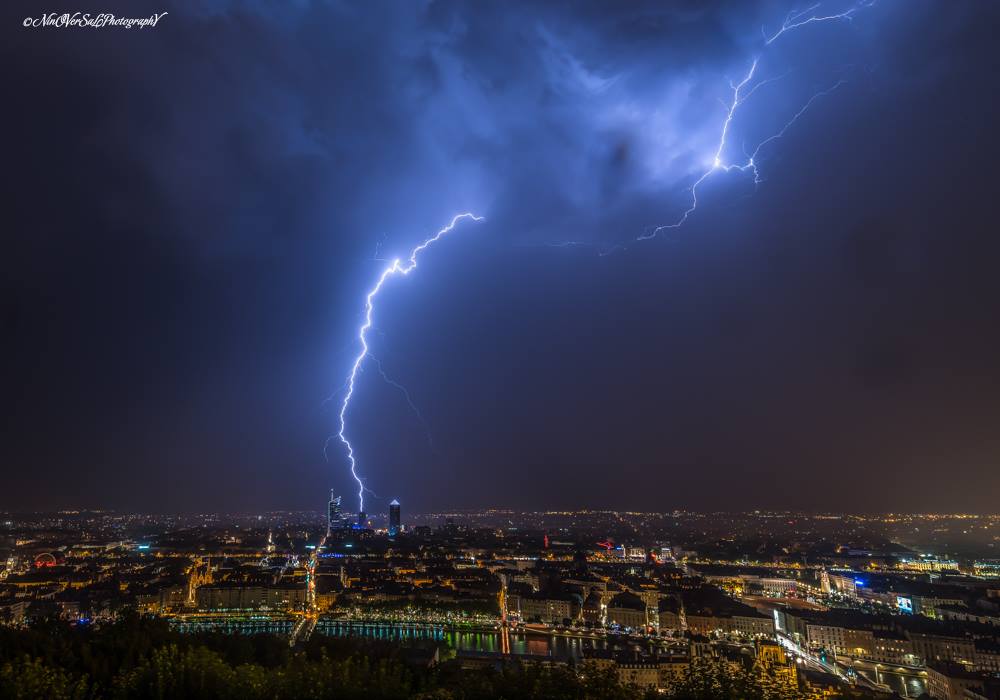 Foudre qui tombe sur la tour Oxygène - 30/07/2016 23:00 -  Ninoversalphotography