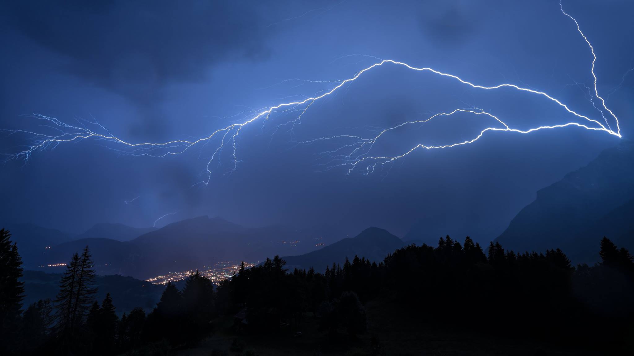 Éclair ascendant initié depuis le pic de Marcelly, près de Taninges, en Haute-Savoie. - 31/07/2016 01:30 - Jean-Michel BAUD