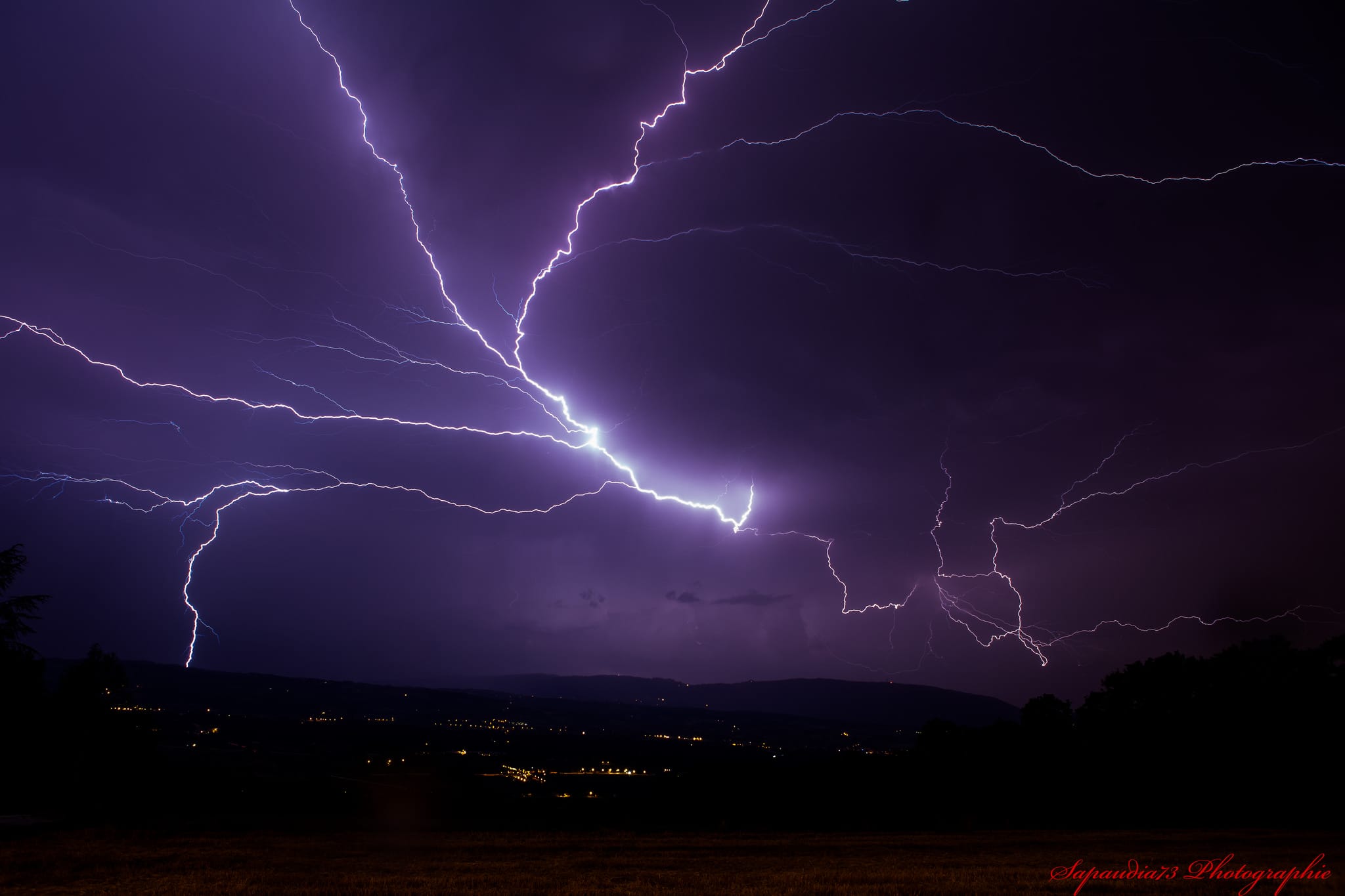 Photo d'un éclair prise à Faucigny, samedi 30 juillet 2016 - 30/07/2016 02:30 - julien Durand