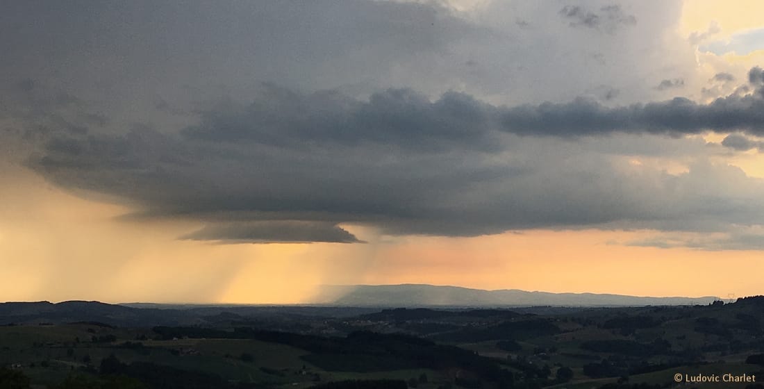 Amorce de structure supercellulaire avec nuage-mur, photographiée depuis Ronno dans le nord du Rhône. Le rideau de précipitations très dense, visible sur le flanc nord-ouest de l'orage, a produit des chutes de grêle localement fortes. - 30/07/2016 21:37 - Ludovic CHARLET