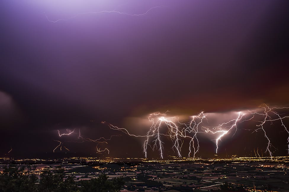 Petite palette d'éclairs descendants positifs sur l'Ardèche au loin, puis des négatifs  avec ses belles ramifications sur Valence lors de l'orage du 30 juillet 2016 photographié depuis Upie, Drôme. - 31/07/2016 01:27 - david guillemenet