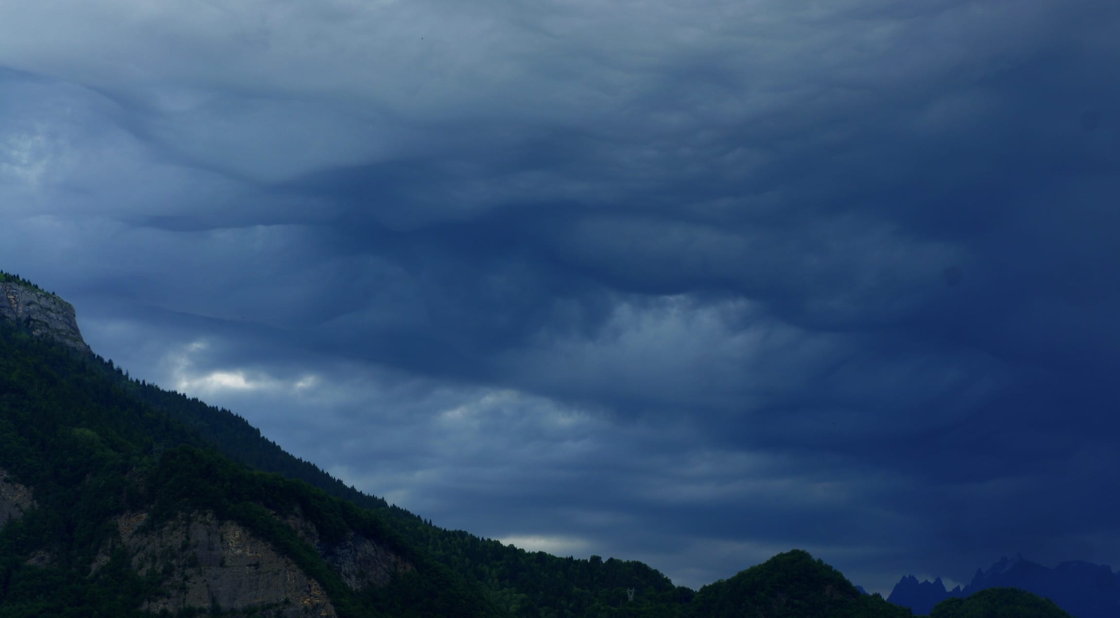 Altocumulus Undulatus avec un temps orageux aujourd'hui sur le massif du Mont Blanc - 30/07/2017 18:00 - Yassine Arbaji