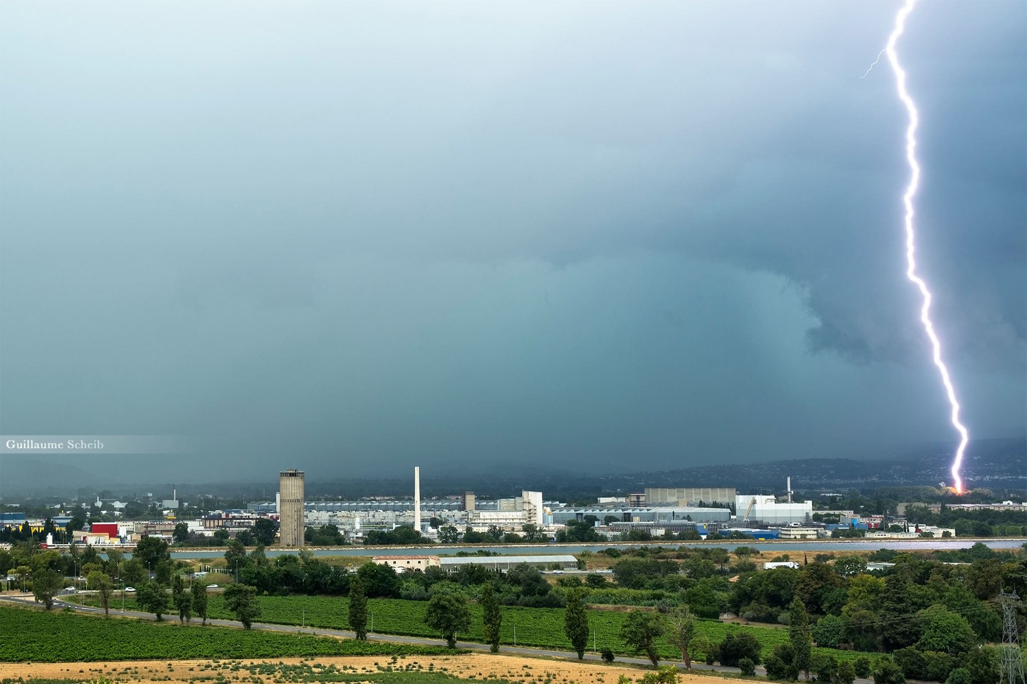 Coup de foudre en air sec à l'arrière du complexe nucléaire du Tricastin. - 31/07/2016 18:02 - Guillaume Scheib