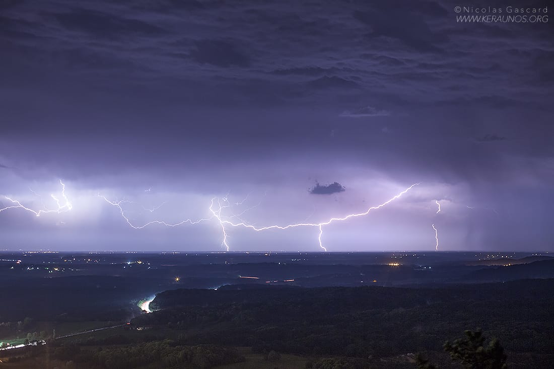 Approche d'un MCS frappant l'Ain, photographié depuis les hauteurs du Revermont. - 31/07/2016 03:00 - Nicolas GASCARD