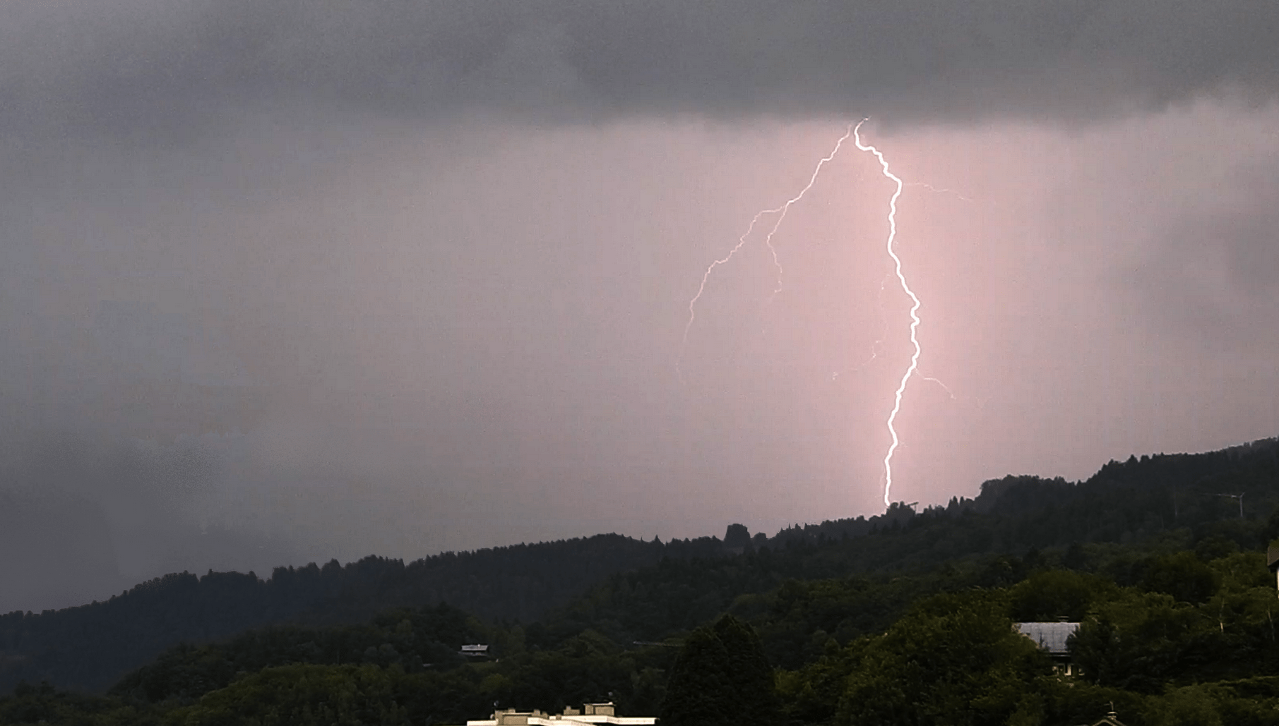 Quelques orages orographique durant cette après midi vue depuis Sallanches (74) - 31/05/2017 19:30 - Yassine Arbaji