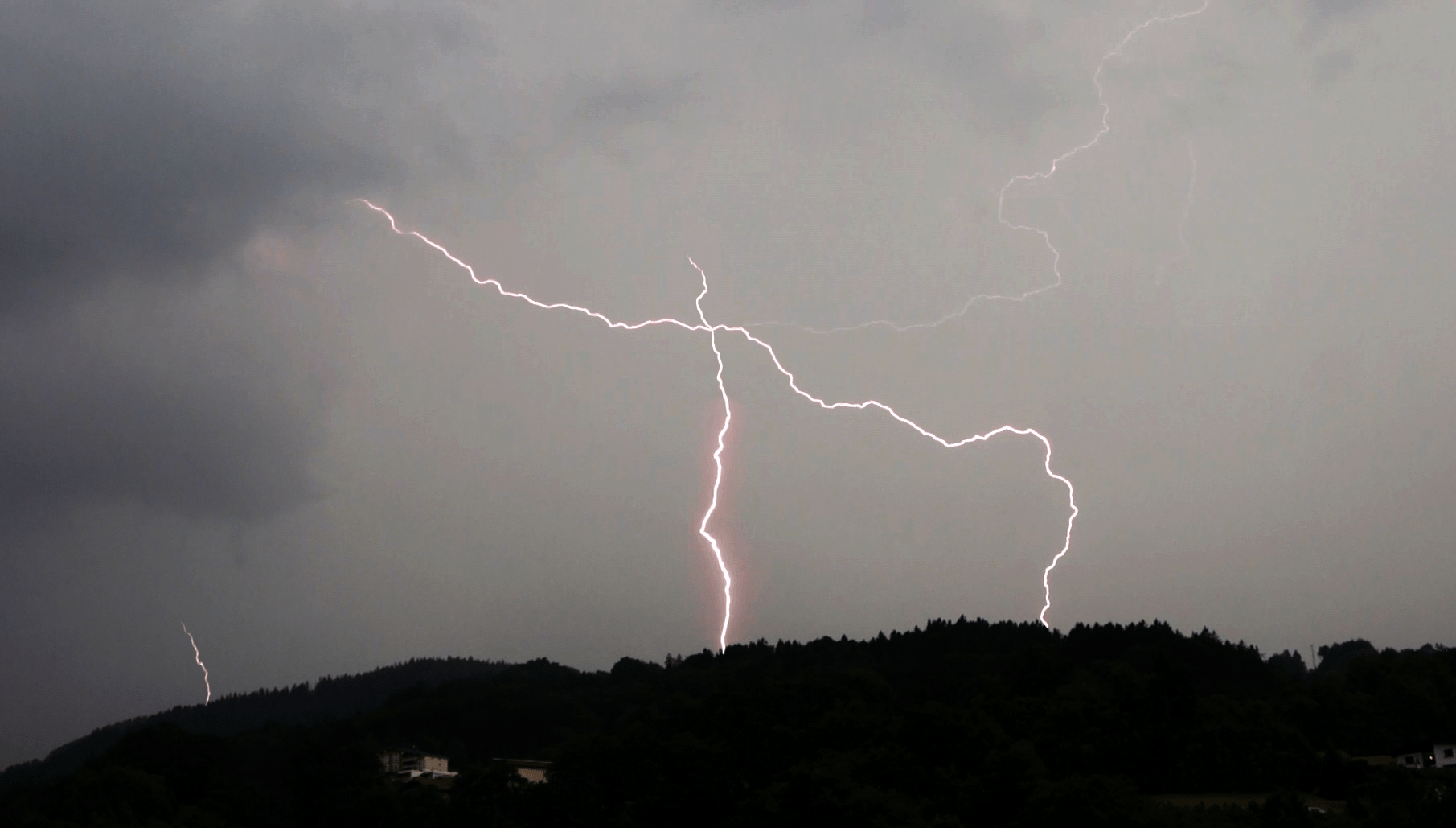 Quelques orages orographique durant cette après midi, triple impacts ici vue depuis Sallanches (74) - 31/05/2017 19:32 - Yassine Arbaji