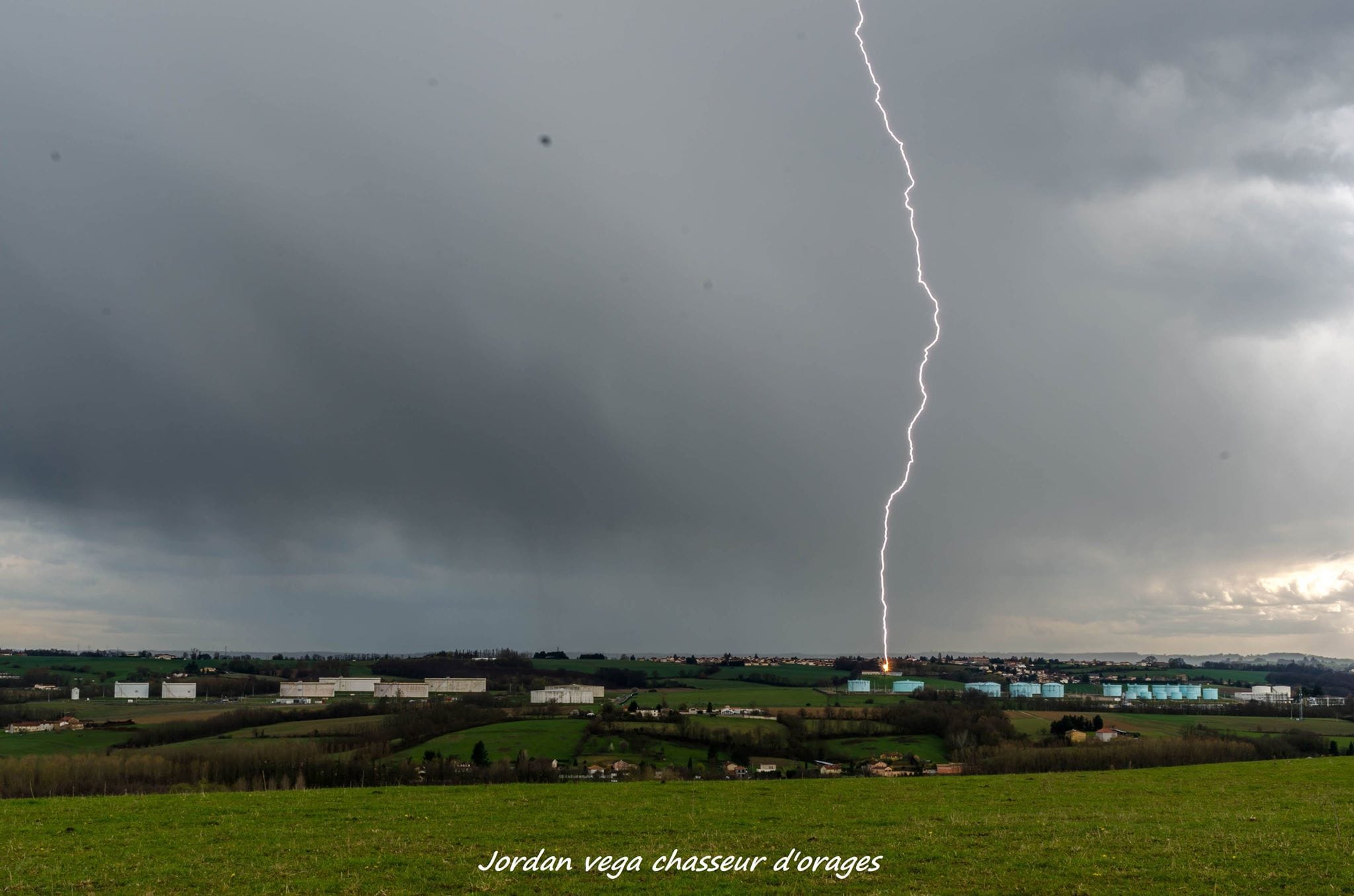 Impact positif en fin d'orage sur les hauteurs du nord Isère à Serpaize. Après enquête de terrain l'impact est tombé dans une ferme sur un peuplier, débris présent jusqu'à 10 m minimum autour de l'arbre ! - 31/03/2018 17:00 - Jordan VEGA