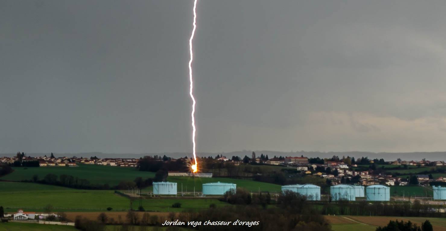 Impact positif en fin d'orage sur les hauteurs du nord Isère à Serpaize. Après enquête de terrain l'impact est tombé dans une ferme sur un peuplier, débris présent jusqu'à 10 m minimum autour de l'arbre ! - 31/03/2018 17:00 - Jordan VEGA