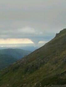 Photo prise au Puy Mary dans le cantal. Vue sur le plateau de Mauriac. Le nuage à semble-t-il touché sol - 30/05/2014 19:50 - Rudy Glorian