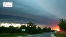Super cellule du 7 juin au Nord de la Gironde, photographiée tout près de Cavignac, avec coucher de soleil - 07/06/2014 21:40 - Francis POIROT