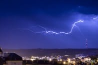 Orages au large des côtes de la Manche à l'Est du département. Vu depuis Cherbourg-Octeville. Vu sur l'antenne de Digosville. - 07/06/2014 05:16 - Anthony Pietras