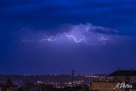 Orages au large des côtes de la Manche à l'Est du département. Vu depuis Cherbourg-Octeville. Vu sur l'antenne de Digosville. - 07/06/2014 05:28 - Anthony Pietras