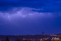 Orages au large des côtes de la Manche à l'Est du département. Vu depuis Cherbourg-Octeville. Vu sur l'antenne de Digosville. - 07/06/2014 05:30 - Anthony Pietras