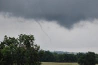 Un tuba a été observé le 16 juin 2010 sur la commune de Nérac (Lot-et-Garonne), vers 16h35 locales. Le témoin, qui a pu prendre une série de cliché du phénomène, indique une rotation cyclonique. Le tuba, d'une durée de vie voisine d'une dizaine de minutes, s'est développé par vent calme, en périphérie d'une averse modérée. - 16/06/2010 16:35 - Fabrice BERNARD