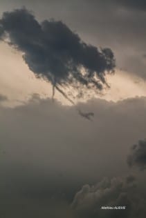 Double tuba sous un cumulus fractus à l'approche d'une cellule qui donna de la grêle - 28/06/2014 19:41 - Mathieu ALRIVIE