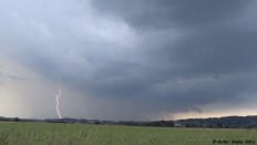 chasse orage faible dans le nord dernier impacte que j'ai pu observer avant que la cellule s'éloigne vers la Belgique - 04/07/2014 18:59 - AMELIE RICHEZ