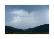 Un tuba a été observé le 3 juillet 2010, en soirée, sur la région des Lacs (Jura), près de la commune de Clairvaux-les-Lacs. D'une durée de 3 minutes, ce tuba s'est formé sous un nuage-mur rotatif et a été photographié par Nicolas Gascard. - 03/07/2010 20:00 - Nicolas GASCARD