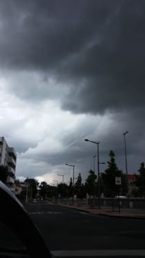 Tuba observé aux alentours de 14h30 au dessus de Riom (63).
C'est la première fois que je vois un tel phénomène de mes propres yeux, ça surprend.
J'ai une autre photo prise quelques minutes après celle jointe. - 20/07/2014 14:30 - Clement Chevalier