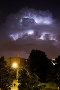 L'orage s'éloignant et laissant place aux étoiles dan la nuit du Samedi 7 juin 2014 sur St-Herblain (44) - 07/06/2014 00:14 - Alan Goarzin