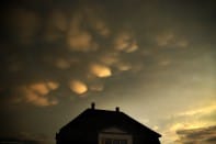 Mammatus au bord d'un nuage d'orage au dessus de Village-Neuf (Haut-Rhin) - 02/08/2014 20:17 - Philippe Meisburger