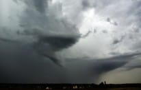 Un tuba a été observé le 26 août 2010, vers 19h30 locales, sur la commune de Saint-Arnoult-en-Yvelines, dans les Yvelines. Le phénomène s'est constitué dans le prolongement d'un mésocyclone dont la durée de vie est restée vraisemblablement assez brève (quelques dizaines de minutes). - 26/08/2010 19:30 - Jeremy GAILLARD